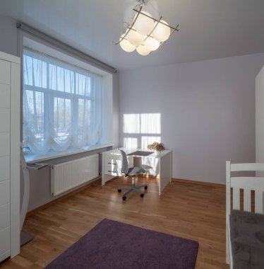 Ahşap pencereli bir odanın modern iç tasarımı