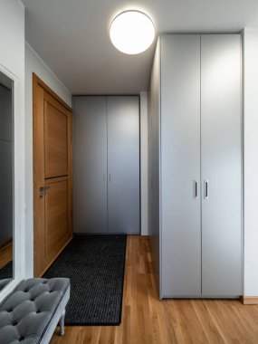 Ahşap pencereli modern iç tasarım