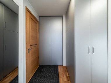 Beyaz gardırobu olan boş modern gardırop