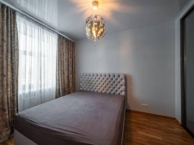 Modern yatak odası, güzel bir daire, büyük pencereler.