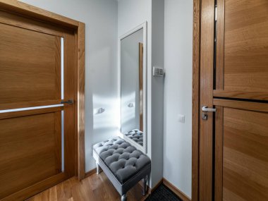 Modern apartmandaki modern yatak odasının iç tasarımı