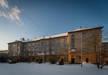 Dört flor Sovyet tarzı beyaz tuğla ev.