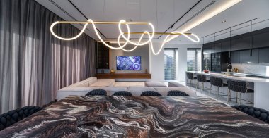 Gerçek taştan yapılmış mutfak masası..