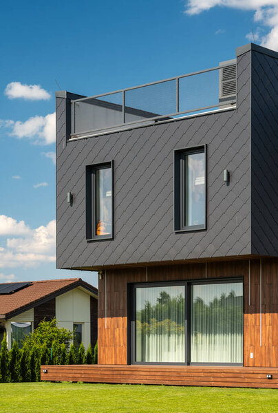 Современный частный дом для семьи. 