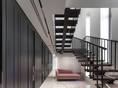 Özel evde siyah mermer merdiven