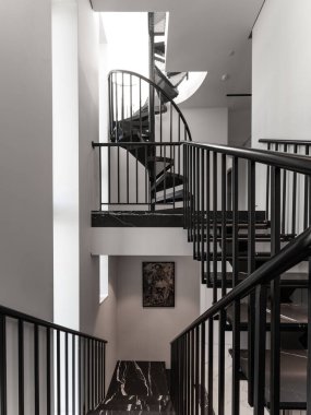 Özel evde siyah mermer merdiven