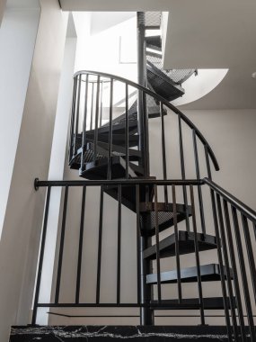 Özel evde siyah mermer merdiven