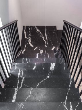 Özel evde siyah mermer merdiven