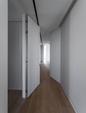 Tavana çıkan beyaz ahşap kapı.