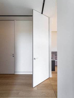 Tavana çıkan beyaz ahşap kapı.