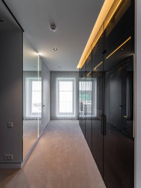 Tavana çıkan beyaz ahşap kapı.