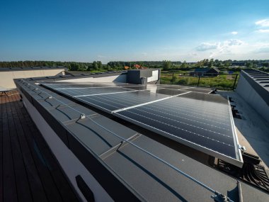 Evin terasındaki güneş paneli..