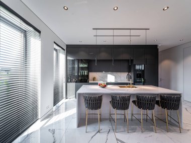 Özel bir ev, mutfağı olan bir stüdyo..