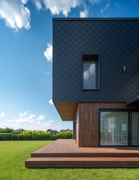 Современный частный дом для семьи. 