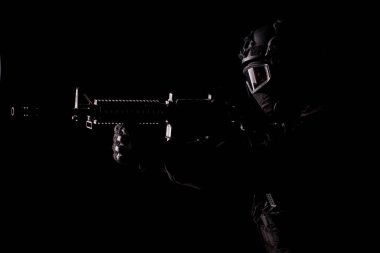 Özel harekat polisi SWAT özel kuvvetleri elinde silahla. Karanlık bir arka planda. Kanun ve düzen koruma kavramı. Polis, güvenlik veya askeri afiş konsepti