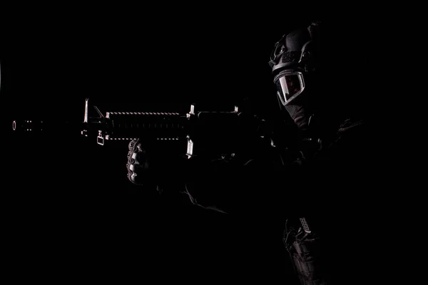 特殊部隊の警官が武器を手にSwatの特殊部隊を指揮する 暗い背景の中で 法と秩序の保護の概念 軍事のポスターコンセプト — ストック写真