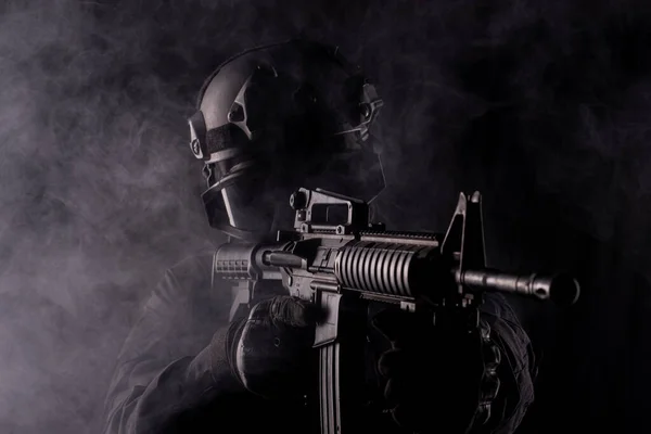 特殊部隊の警官が武器を手にSwatの特殊部隊を指揮する 暗い背景の中で 法と秩序の保護の概念 軍事のポスターコンセプト — ストック写真