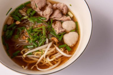 Domuz etli erişte ve Tayland usulü beyaz kasede çorba.