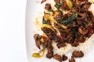 Kızarmış fesleğeni pirinçli tavuk sakatatıyla karıştır.