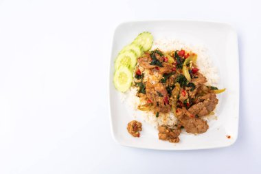 Kızarmış fesleğenle pilavı karıştır.