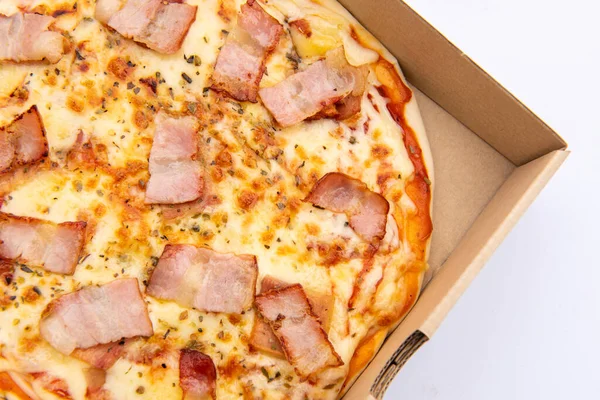 Großaufnahme Einer Pizza Karton Vor Weißem Hintergrund — Stockfoto