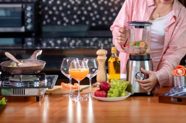 Asyalı kadın mutfakta yemek pişiriyor. Güzel anne ve babası mutfakta birlikte yemek pişiriyor.