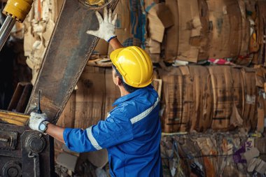 Fabrika İşçisi Profesyonel Endüstriyel Makine Mühendisi. Fabrikada plastik şişeleri işlemek ve geri dönüşüm için teknolojik işlemler. İşçi geri dönüşüm fabrikası.