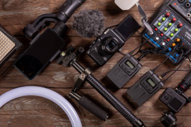 Sosyal medyada canlı yayında konuşma ekipmanı. Mobil Vlog Yapım Kurulumu İçerik Oluşturucu Kamerası Ahşap zemin üzerinde.