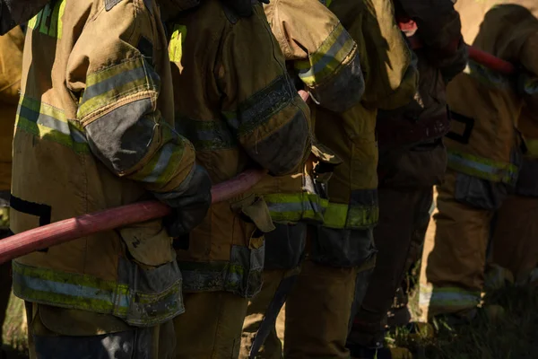 Brandweerlieden Reddingstrainingen Brandweerman Spuiten Hoge Druk Water Naar Brand Brandende — Stockfoto