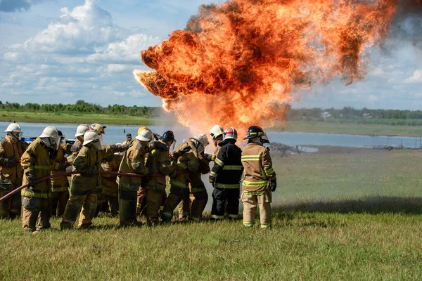 Tűzoltók Mentési Képzést Tűzoltó Permetezés Nagynyomású Vizet Égő Tűz Láng — Stock Fotó