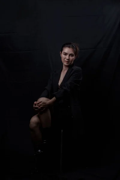 Сексуальная Азиатка Черном Кружевном Бюстгальтере Сексуально Изолированная Черном Фоне — стоковое фото