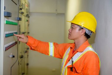 Tablet denetimi ve servisi kullanan elektrik mühendisi