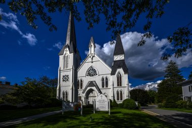 Bedford Village Tarihi Bölgesi 'ndeki eski posta yolu güneşli bir yaz gününde; Bedford, New York, ABD