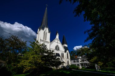 Bedford Village Tarihi Bölgesi 'ndeki eski posta yolu güneşli bir yaz gününde; Bedford, New York, ABD