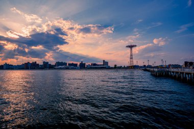 Güneş sıcak bir yaz gününde Brooklyn, New York, Coney Adası 'nda batıyor.