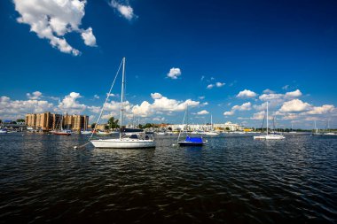 Manhattan Beach, Brooklyn, New York, ABD 'den Sheepshead Bay marinasının görüntüsü