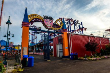 Brooklyn, New York, ABD - 18 Ağustos 2018 New Yorklular ve şehrin konukları sıcak bir günde tarihi Coney Island Luna Parkı 'nı ziyaret ediyorlar..