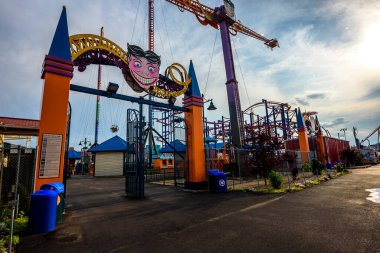 Brooklyn, New York, ABD - 18 Ağustos 2018 New Yorklular ve şehrin konukları sıcak bir günde tarihi Coney Island Luna Parkı 'nı ziyaret ediyorlar..