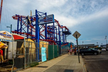 Brooklyn, New York, ABD - 18 Ağustos 2018 New Yorklular ve şehrin konukları sıcak bir günde tarihi Coney Island Luna Parkı 'nı ziyaret ediyorlar..