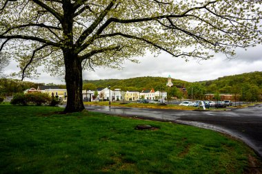 Yağmurlu bir bahar gününde Chappaqua, NY manzarası