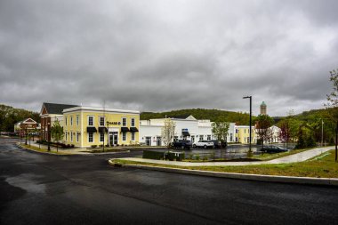 Yağmurlu bir bahar gününde Chappaqua, NY manzarası