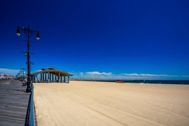 Coney Adası plajı ve sahil yolu; Brooklyn, New York, ABD