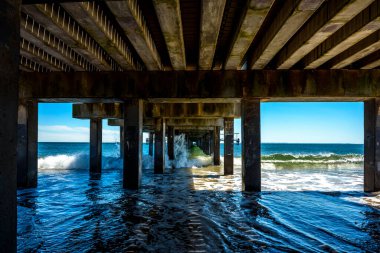 Coney Adası plajı ve sahil yolu; Brooklyn, New York, ABD