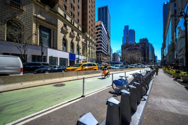 Herald Square 'de güneşli bir nisan günü, Manhattan, New York, ABD