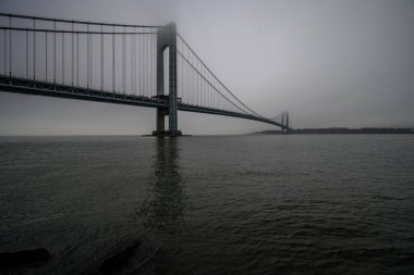 Verrazano Narrows Köprüsü sisli bir bahar gününde, Brooklyn, New York, ABD