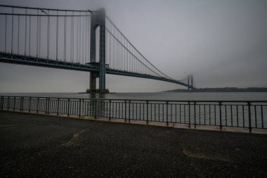 Verrazano Narrows Köprüsü sisli bir bahar gününde, Brooklyn, New York, ABD