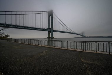 Verrazano Narrows Köprüsü sisli bir bahar gününde, Brooklyn, New York, ABD