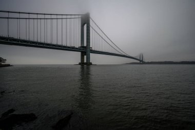 Verrazano Narrows Köprüsü sisli bir bahar gününde, Brooklyn, New York, ABD