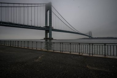 Verrazano Narrows Köprüsü sisli bir bahar gününde, Brooklyn, New York, ABD