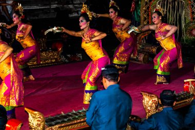 UBUD, BALI, INDONEZYA Mart 2023 Ubud, Bali, Endonezya 'nın merkezinde geleneksel Bali gösterisi